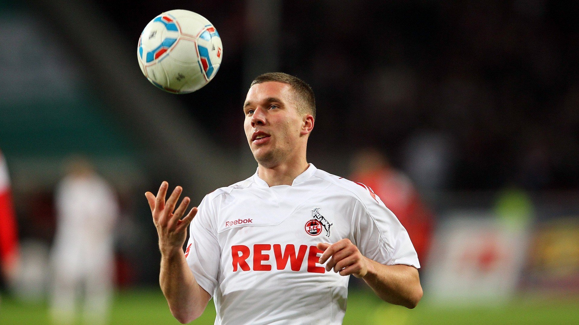 法甲巅峰之战:激烈攻防层层递进,法甲对抗强度